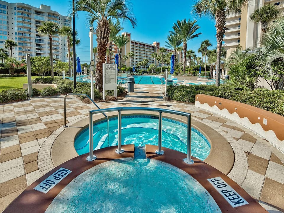 Hot tub at Harbor Landing