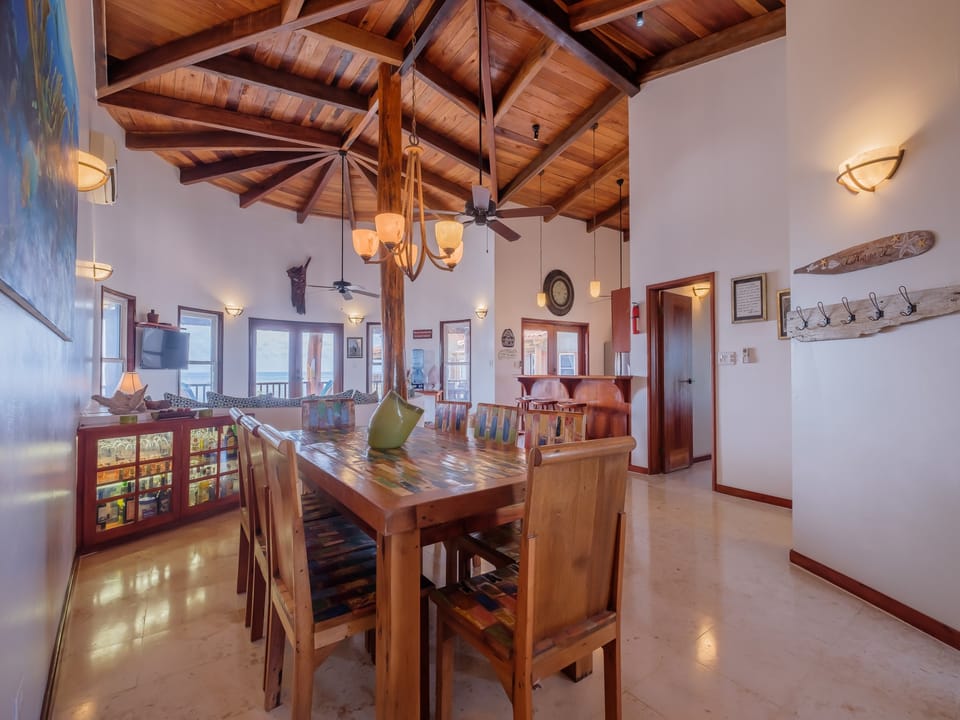 Open concept living room and dinning room area