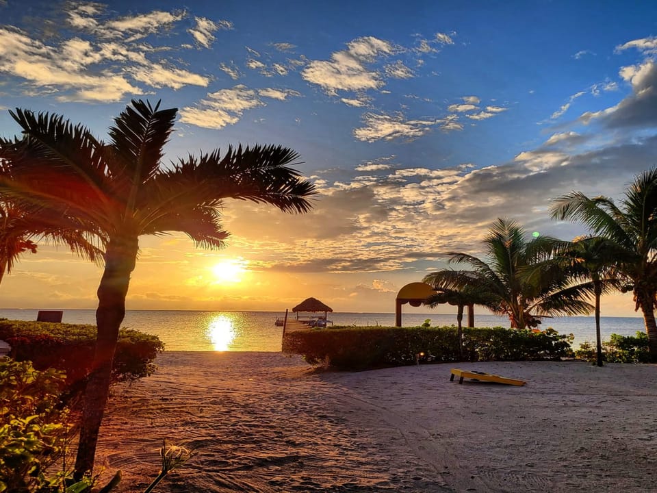 Pathway to the beach / Sunrise