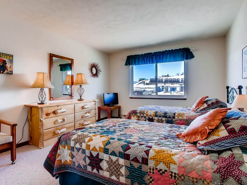 3 BR Unit With Fireplace & Mountain Views Apartment in Colorado