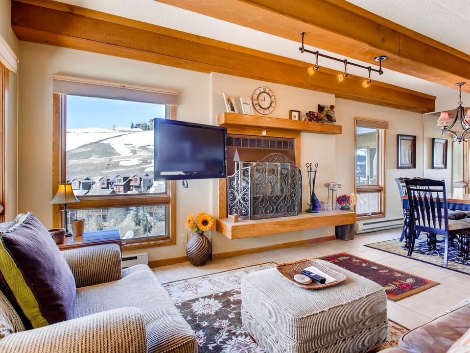 2BR at The Plaza- Open Floor Plan, Walk to Slopes Apartment in Colorado