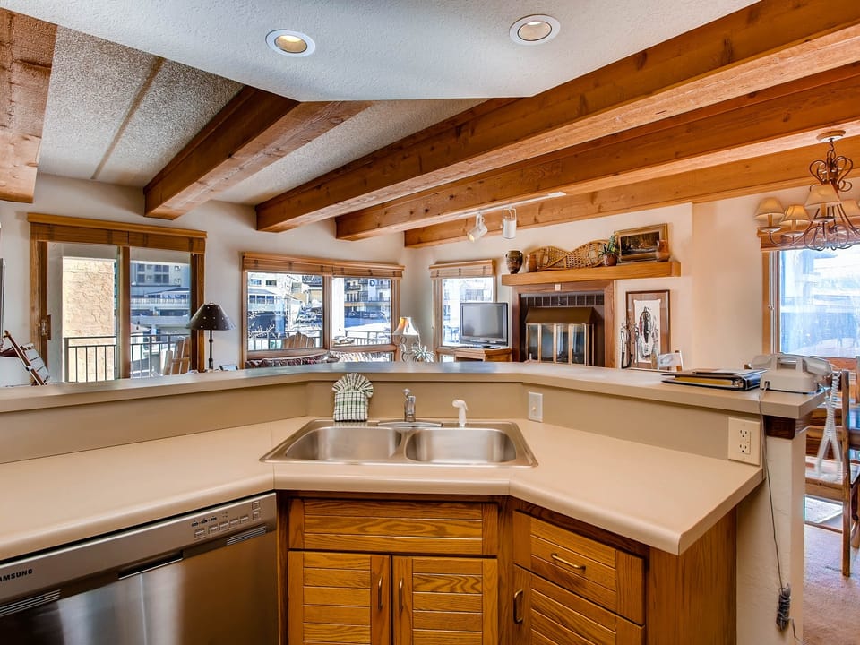 Updated 2BR Condo with View of Lifts Apartment in Colorado