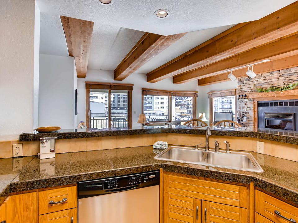Spacious 2BR Unit with Updated Kitchen Apartment in Colorado