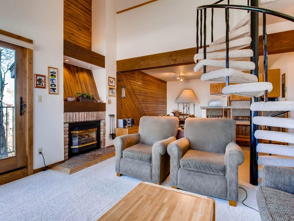 2 BR Buttes Condo- Breathtaking Views of Mountain Range Apartment in Colorado