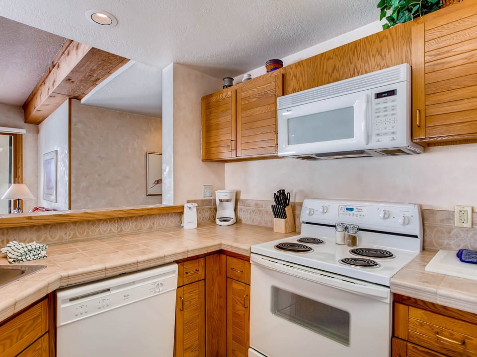 2BR Views of Wood Creek & Mountains Apartment in Colorado