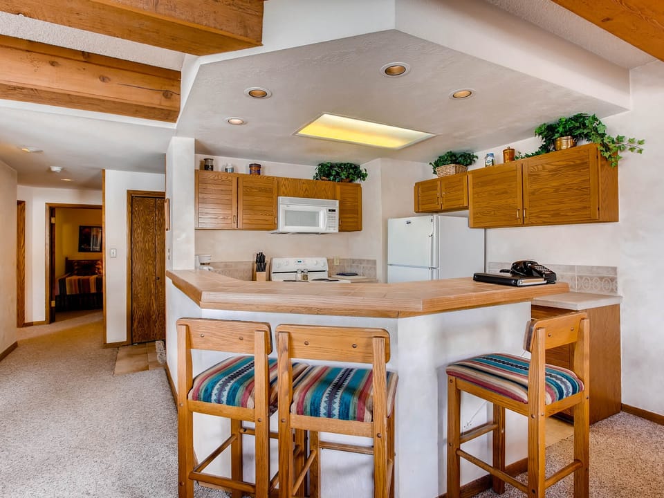 2BR Views of Wood Creek & Mountains Apartment in Colorado