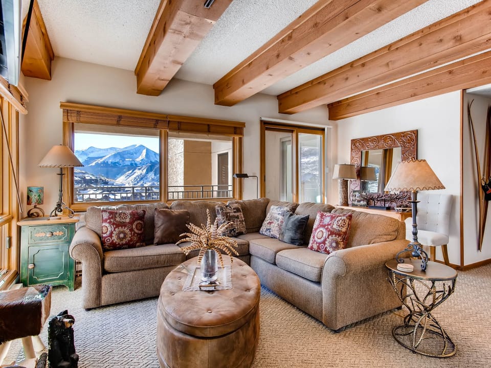 2BR Gorgeous Plaza Condo with Fireplace Apartment in Colorado