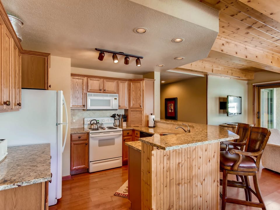 Recently Remodeled 2 Br Condo at the Plaza Apartment in Colorado