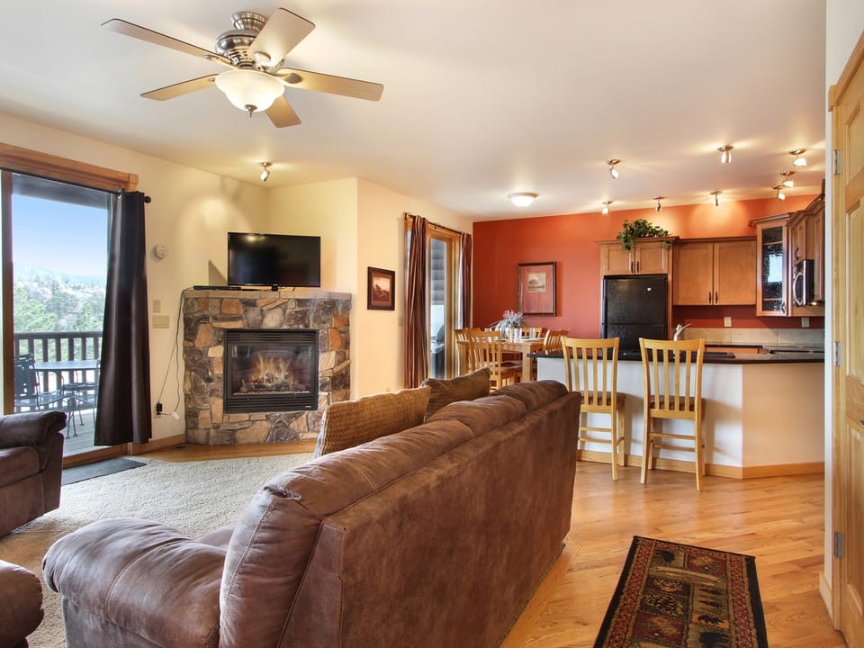 Chiefs Head Peak 21B - Spacious living area with warm fireplace and a queen sized pull out sofa, flat screen TV