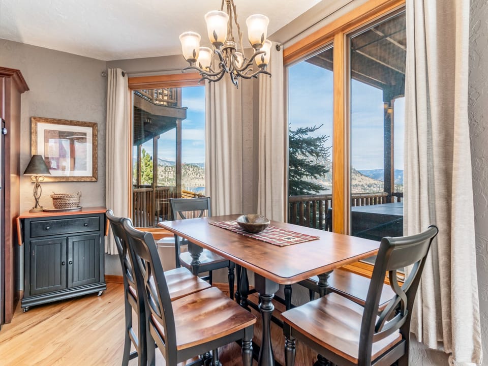 Mount Cirrus 10B - Dining area with seating for 6 and views out the large windows.