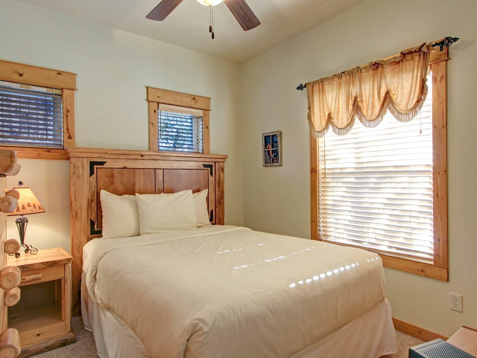 Mount Enentah 37 - Queen bedroom on the main level