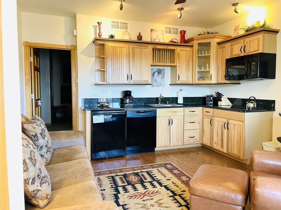 Horsetooth Peak 26C - Living room/kitchen area