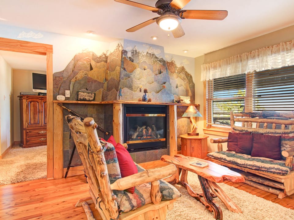 Snowdrift Peak 203 - Cozy and beautifully decorated main living area, newly updated electric fireplace.