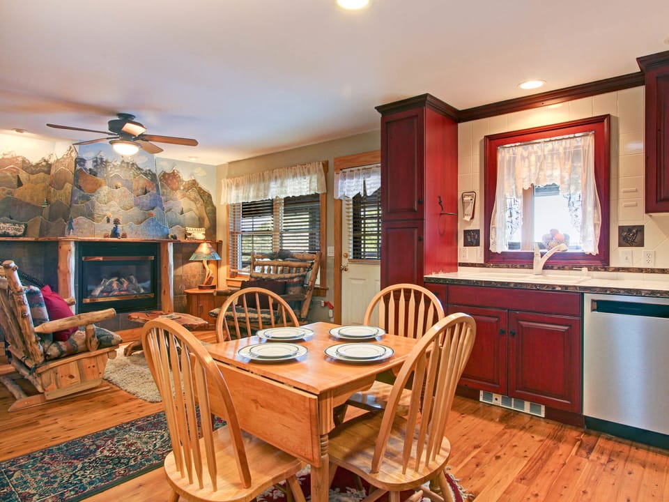 Snowdrift Peak 203 - Beautifully decorated combo living/dining area, newly updated electric fireplace. Dining table has seating for four guests.