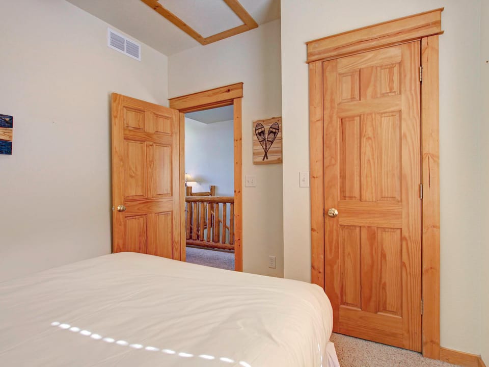 Nisa Mountain 36 - Comfortable queen size bed on the main level, near main entrance and the stairwell down to lower level.