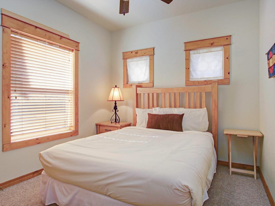 Nisa Mountain 36 - Queen bed in the main level bedroom.