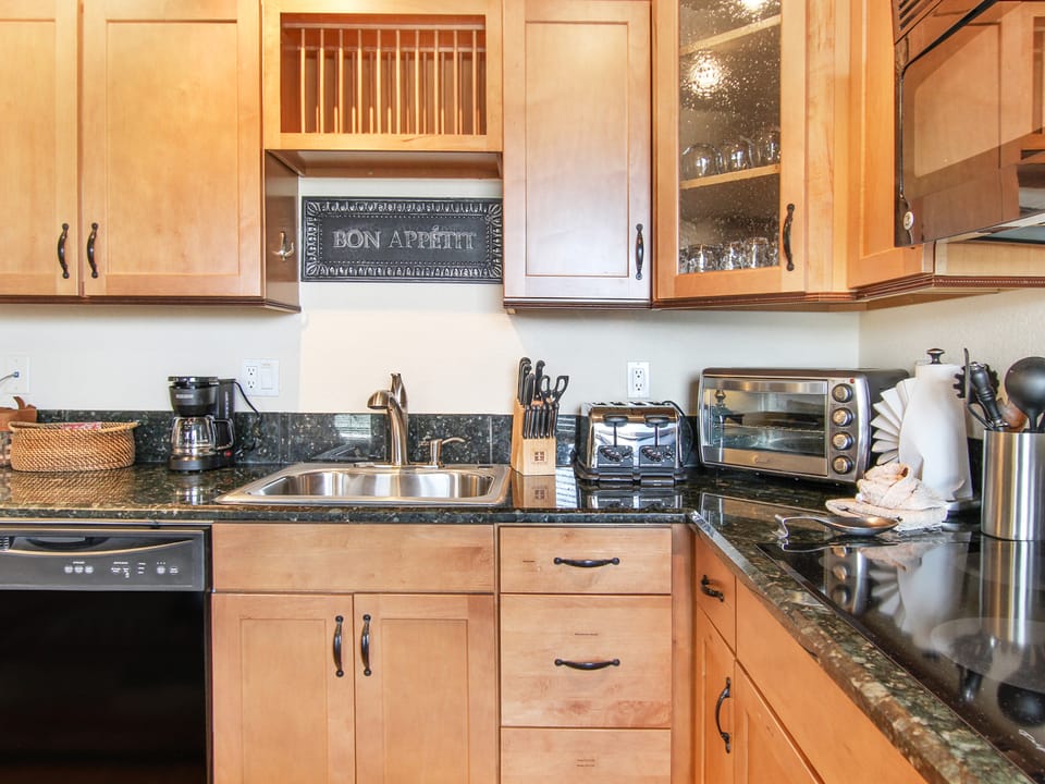 MacGregor Mountain 27C - Beautifully decorated efficiency kitchen. Dishwasher, convection toaster oven, stove top (no oven), toaster oven.  Compact refrigerator and microwave.