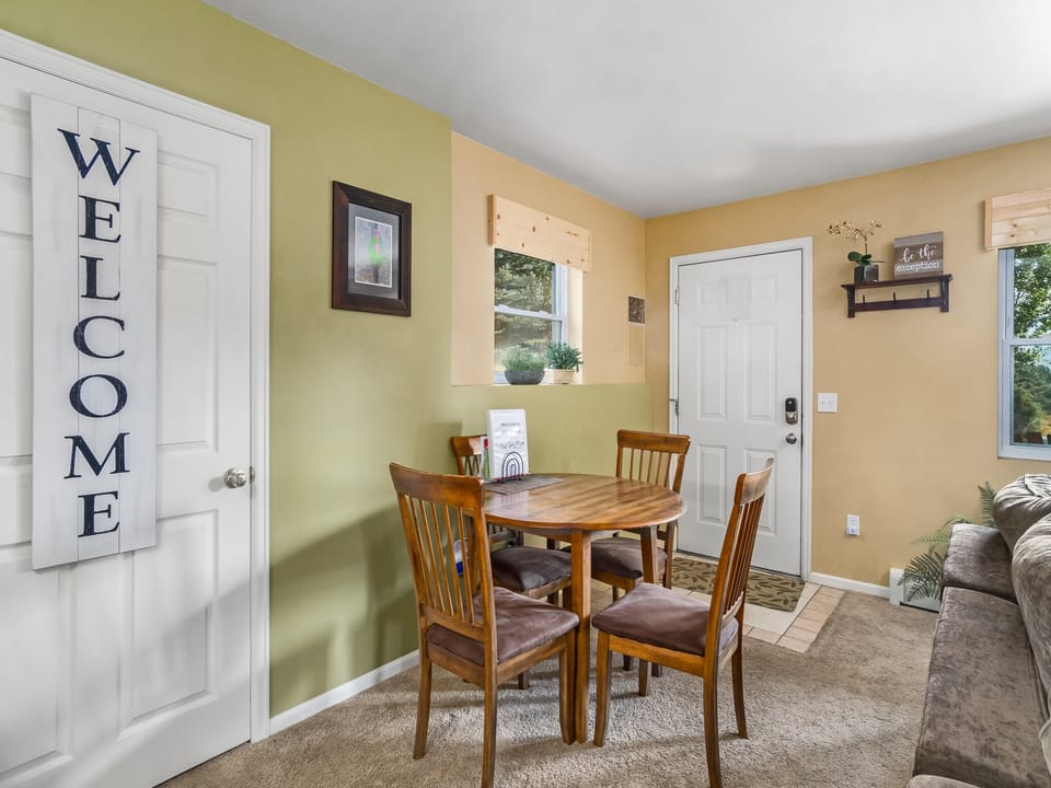 Wild Flower - Dining area with seating for 4