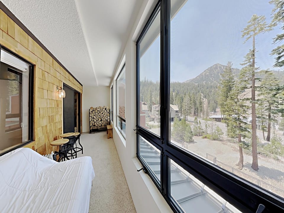 Sunroom Facing Mammoth Mountain, Lifts and Village Gondola