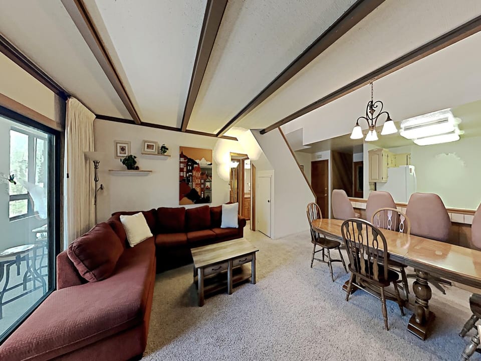 Spacious Sunroom, Living Room and Dining Area For Families