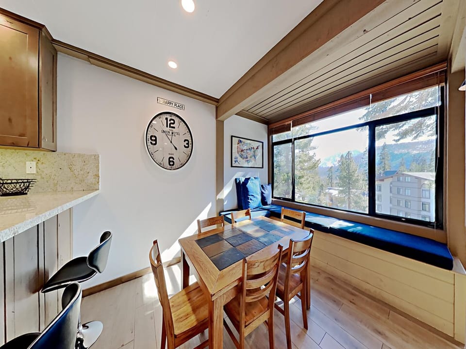 Full Size Dining Area with Plenty of Room for Connecting