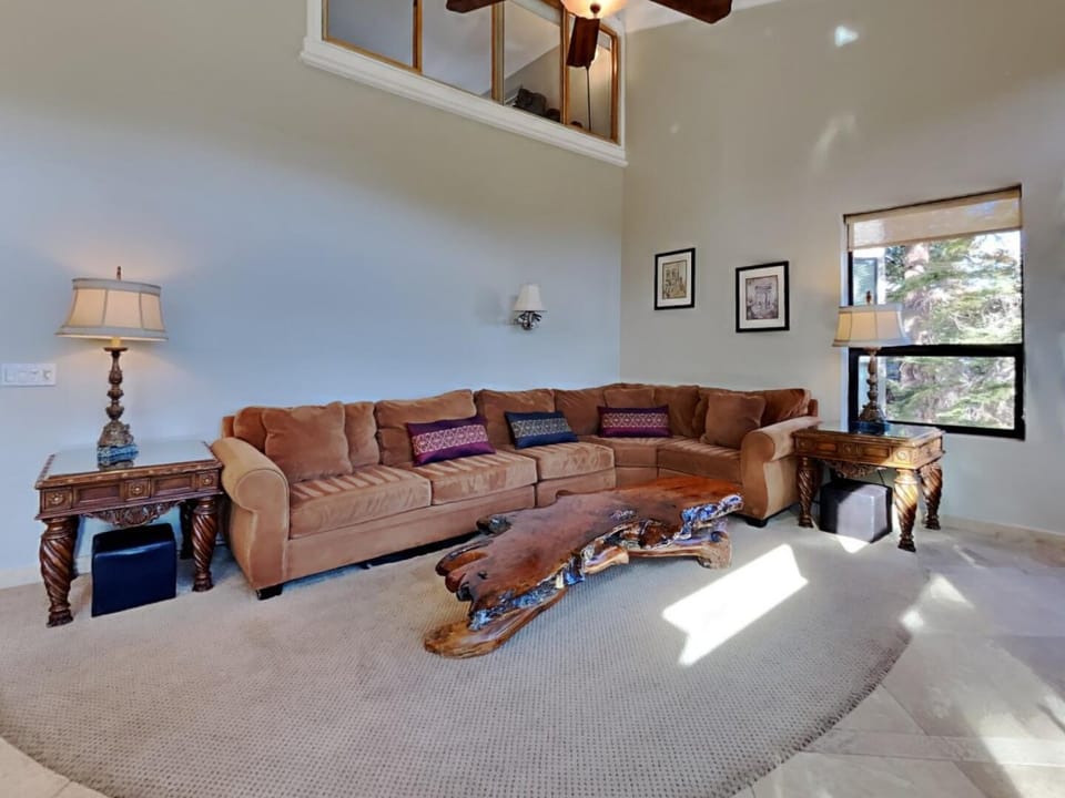 Cozy Deluxe Slopeside Condo Just Steps to Mammoth Mountain