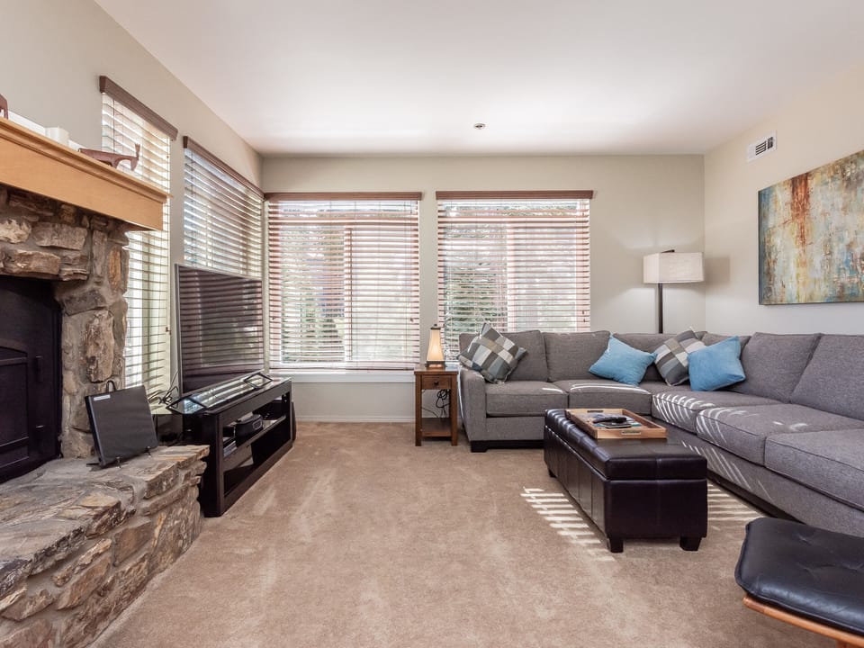 Silver Bear 19 with Covered Parking, Walk to Canyon Lodge Apartment in Mammoth Lakes