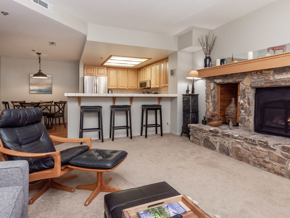 Silver Bear 19 with Covered Parking, Walk to Canyon Lodge Apartment in Mammoth Lakes