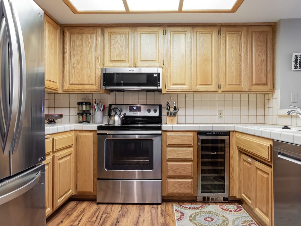 Silver Bear 19 with Covered Parking, Walk to Canyon Lodge Apartment in Mammoth Lakes