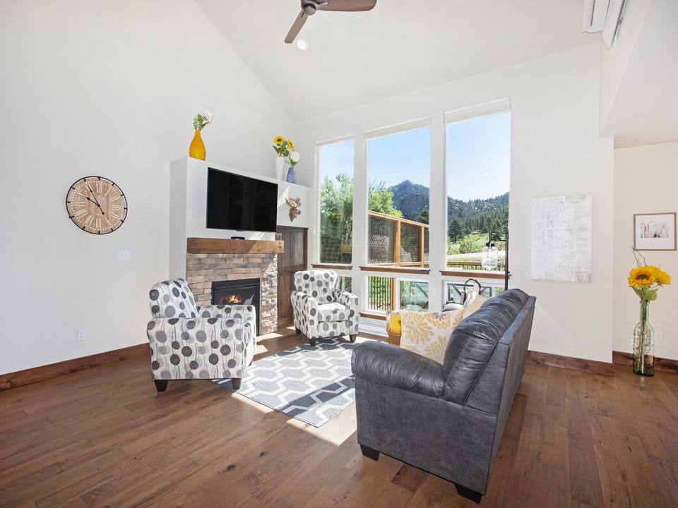 Hawkeye Ridge - Charming living room features, gas fireplace, sofa for 3, and 2 side arm chairs.