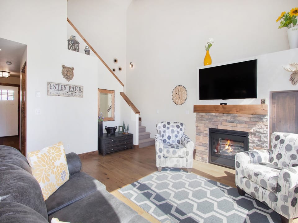 Hawkeye Ridge - Open living room concept, featuring high ceilings.