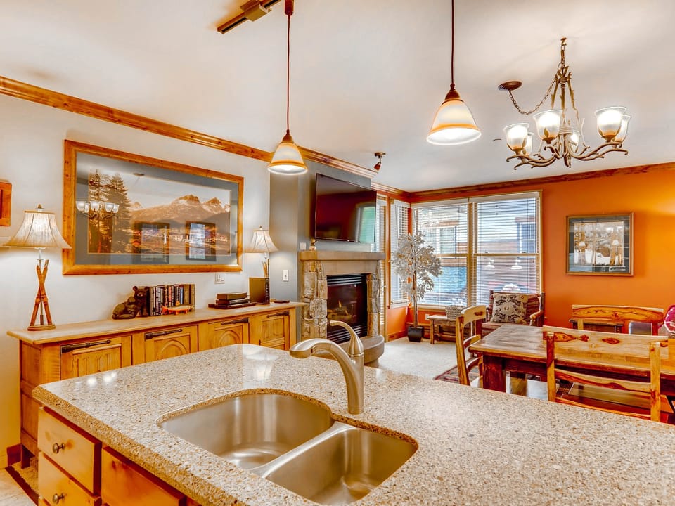 Updated 1Br Premier Condo at Black Bear Lodge- Kids Ski Free Apartment in Keystone