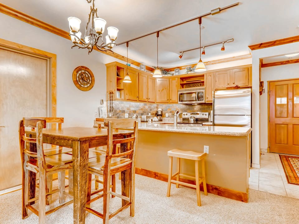 Updated 1Br Premier Condo at Black Bear Lodge- Kids Ski Free Apartment in Keystone
