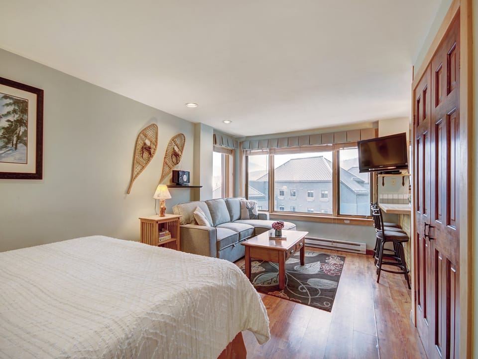 Living Area, Village at Breckenridge Peak 9 Inn, Liftside 402, Breckenridge Vacation Rental