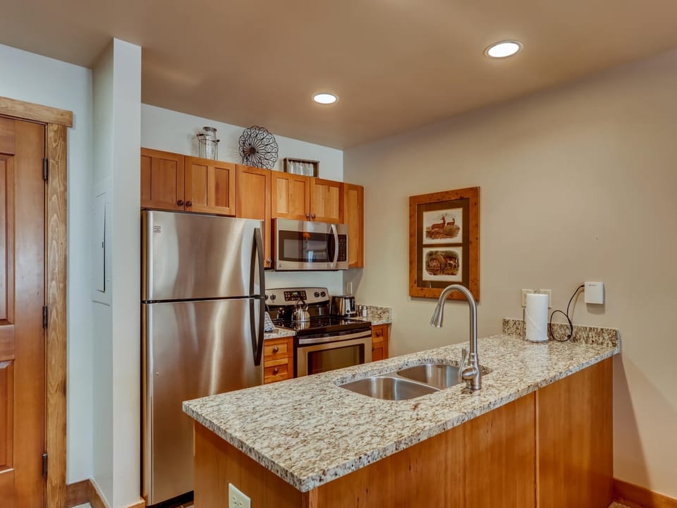 Premier Red Hawk Lodge 2 Br~Walk to Slopes Apartment in Keystone