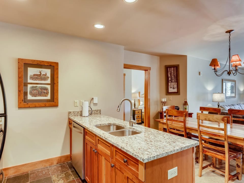 Premier Red Hawk Lodge 2 Br~Walk to Slopes Apartment in Keystone