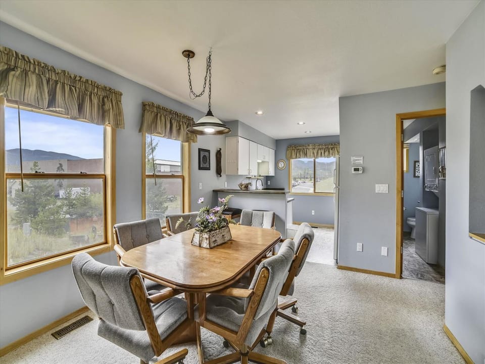 LG723A Dining Area