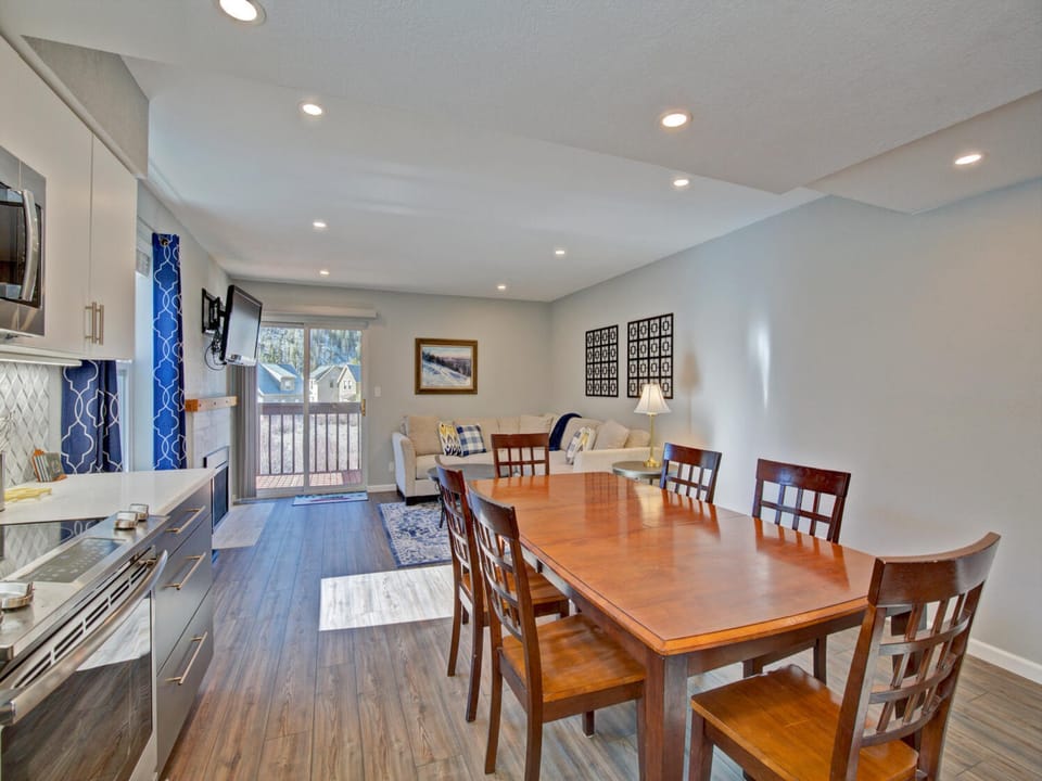 MS272H Dining Area