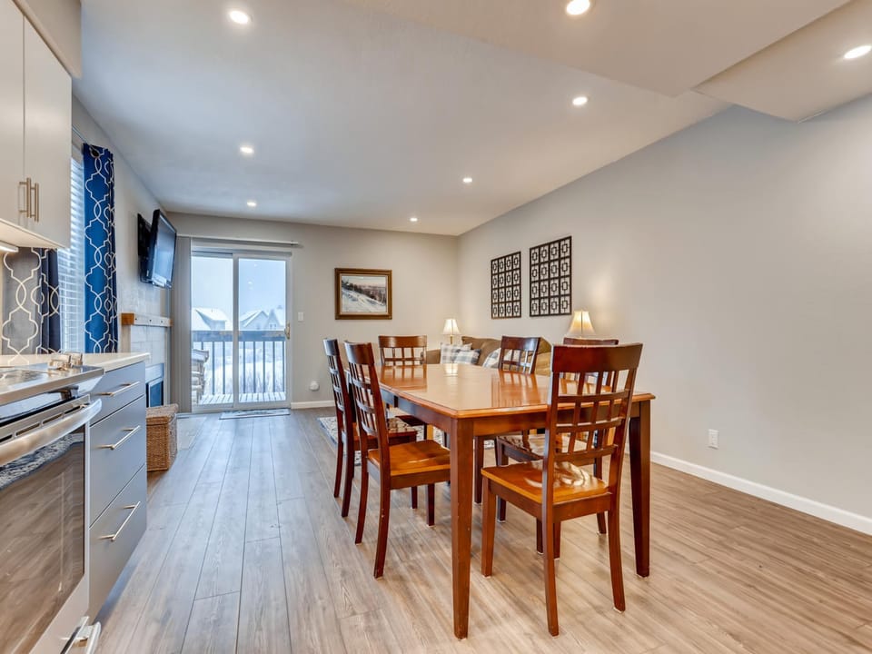 MS272H Dining Area