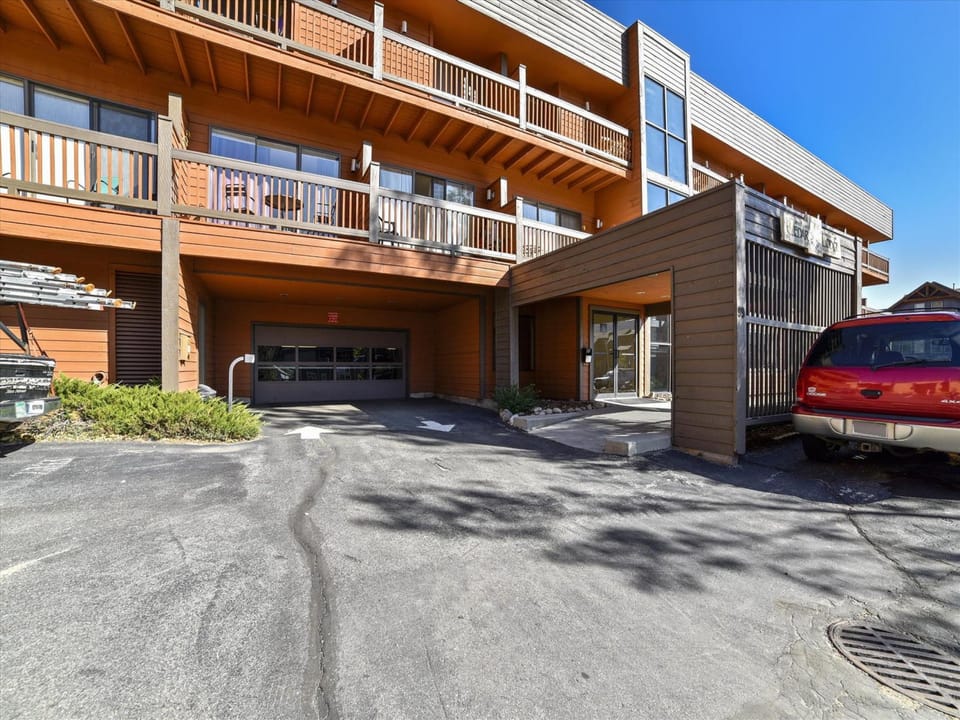 Cedar Lodge Garage