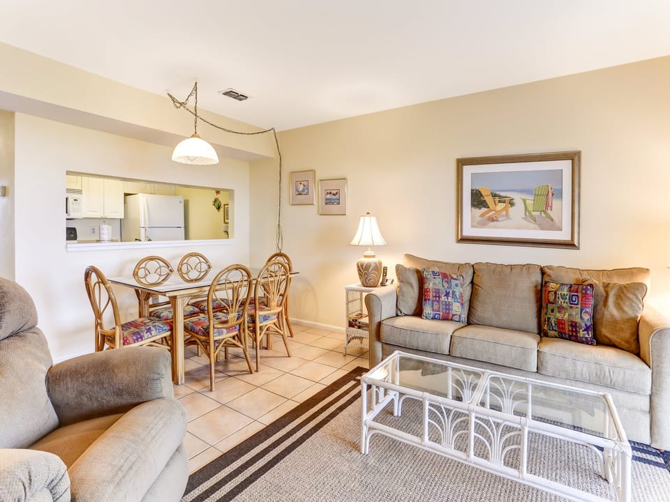 Living Room/Dining Area