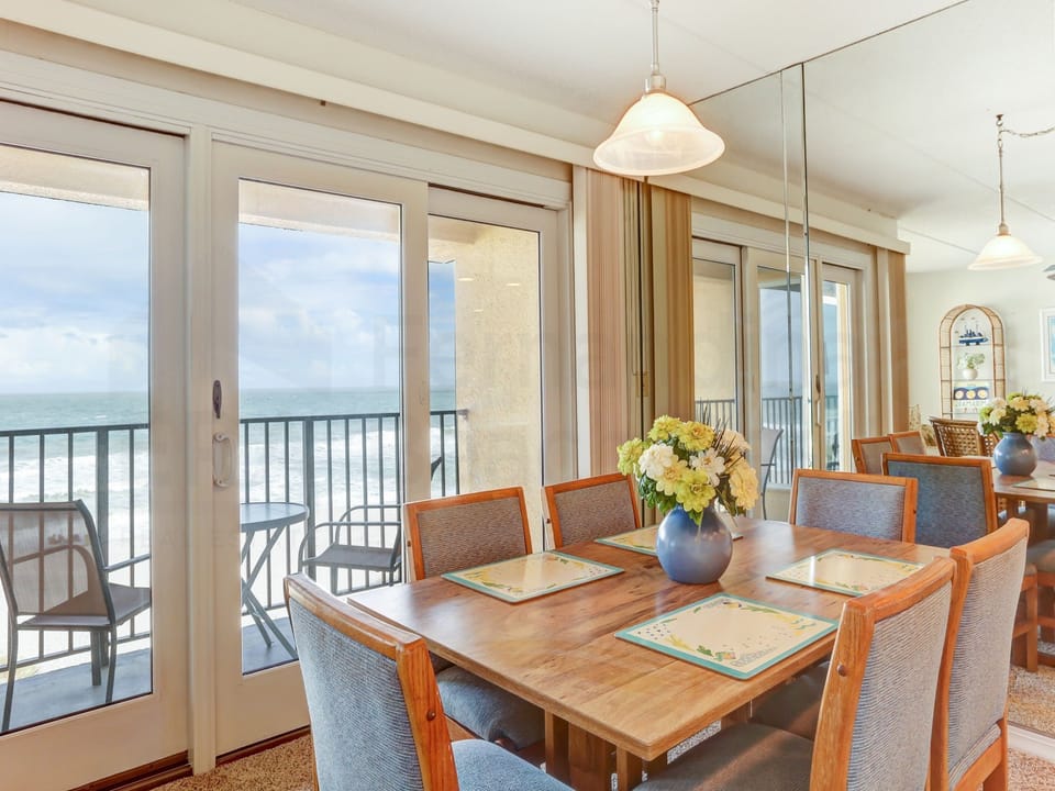 Dining Area w/ Ocean View