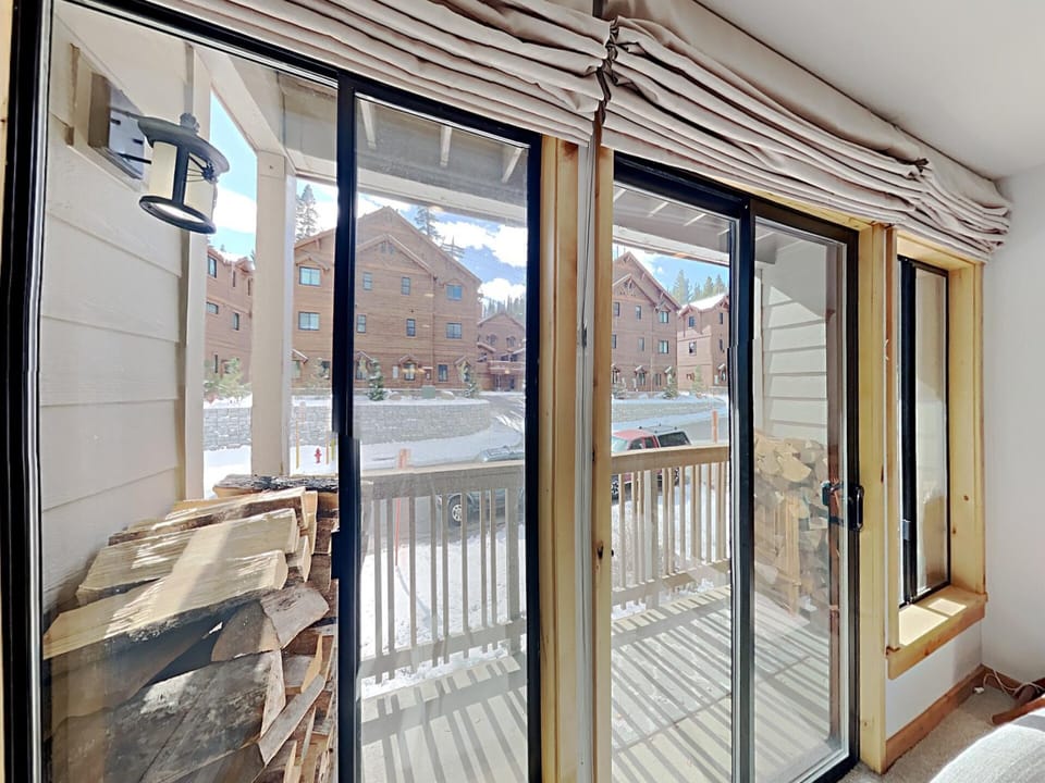 Bright Home and Private Balcony