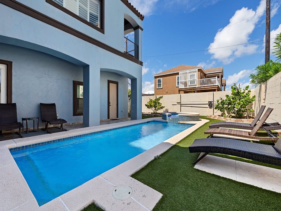 Private Pool & Hot Tub!
