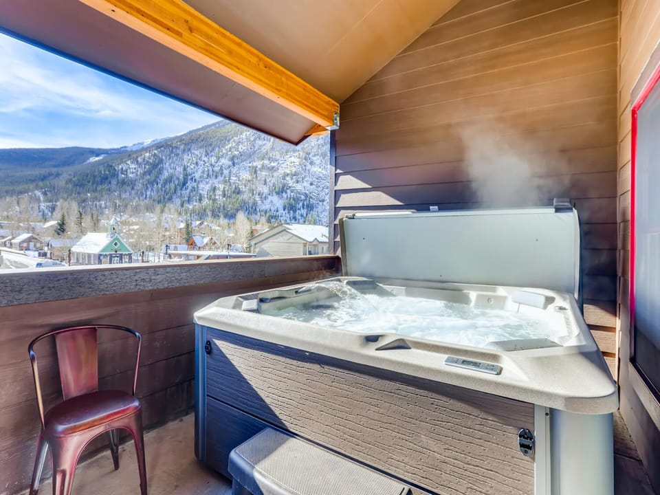 EG8 Private Hot Tub