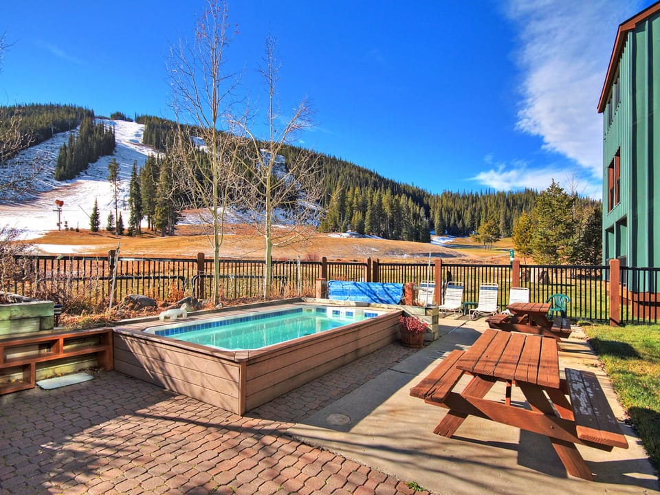 Outdoor hot tub looking out to the ski slopes.