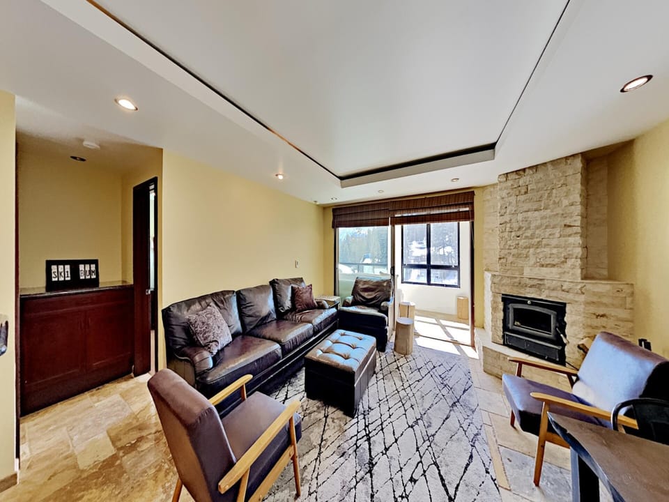 Deluxe Home With Spacious Living Area