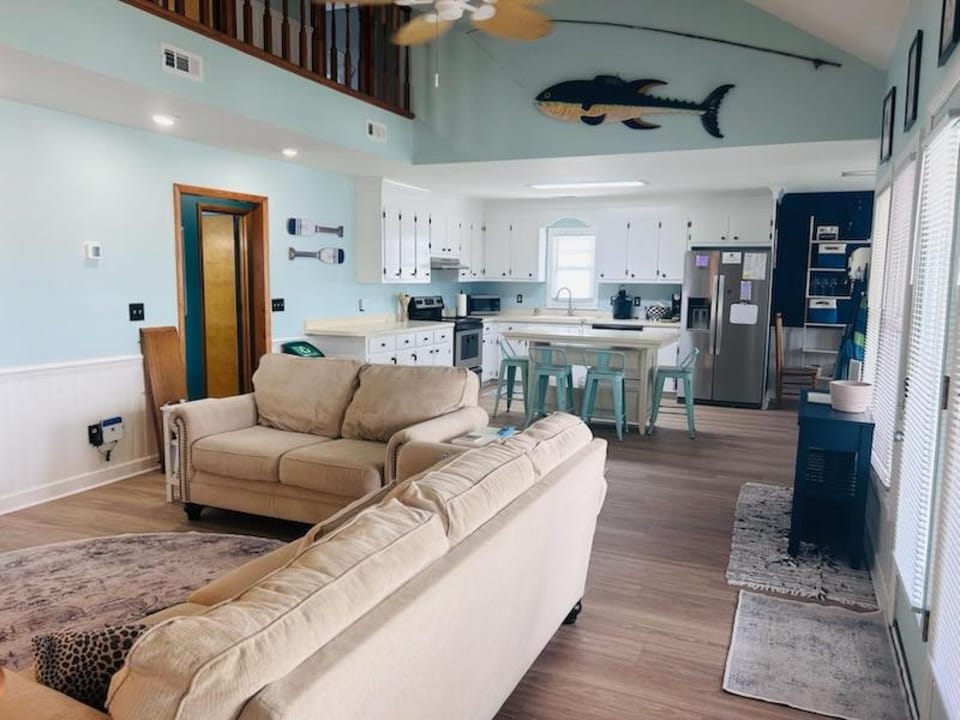 Lower Level Living Area (4)