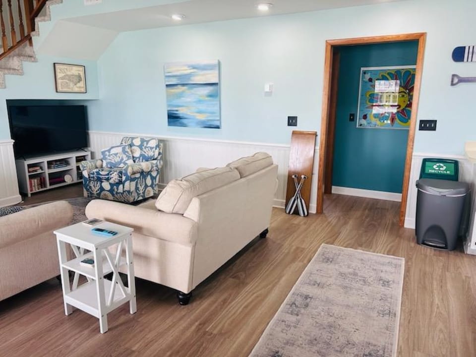 Lower Level Living Area (5)