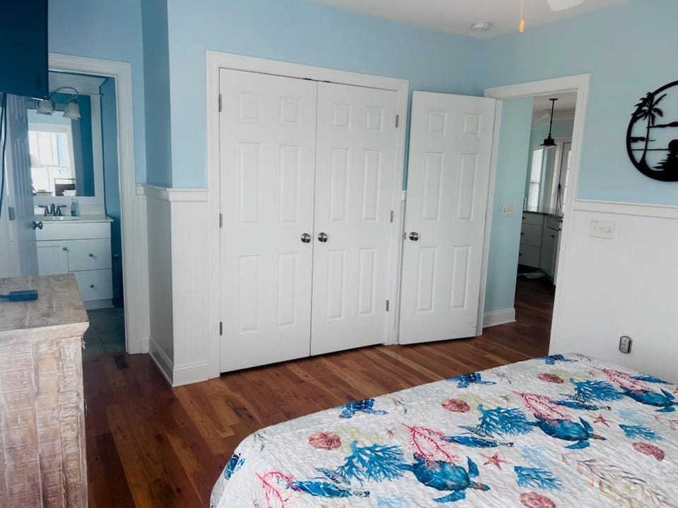 Lower Level King Bedroom (4)